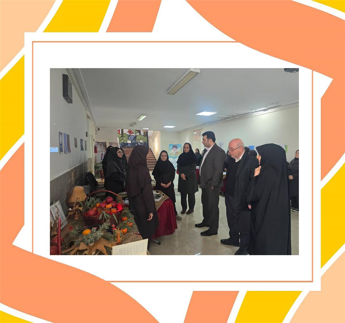 حضور جناب آقای دکتر مازندرانی و جناب آقای دکتر گودرزی از سازمان صنعت هسته ای کشور در نمایشگاه پژوهشی دبیرستان فرزانگان ۶ دوره دوم